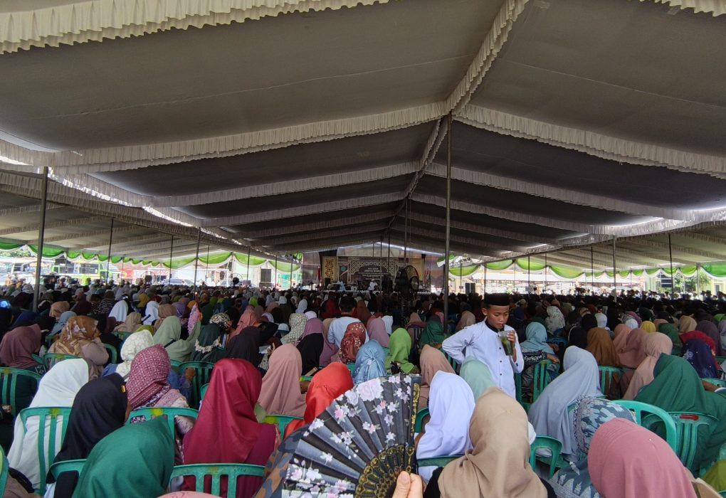 Ribuan Jama’ah Ta’awun Padati Lapangan dalam Acara Haul Akbar Syekh Abdul Qodir Al-Jailani di Desa Teluk Dalem, Lampung Timur