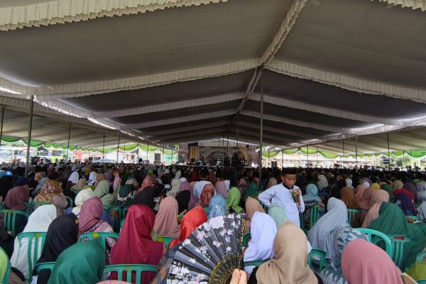 Ribuan Jama’ah Ta’awun Padati Lapangan dalam Acara Haul Akbar Syekh Abdul Qodir Al-Jailani di Desa Teluk Dalem, Lampung Timur